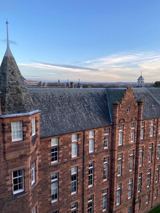 Quartermile Meadows View 2 Bedroom - With Free Parking Appartement *